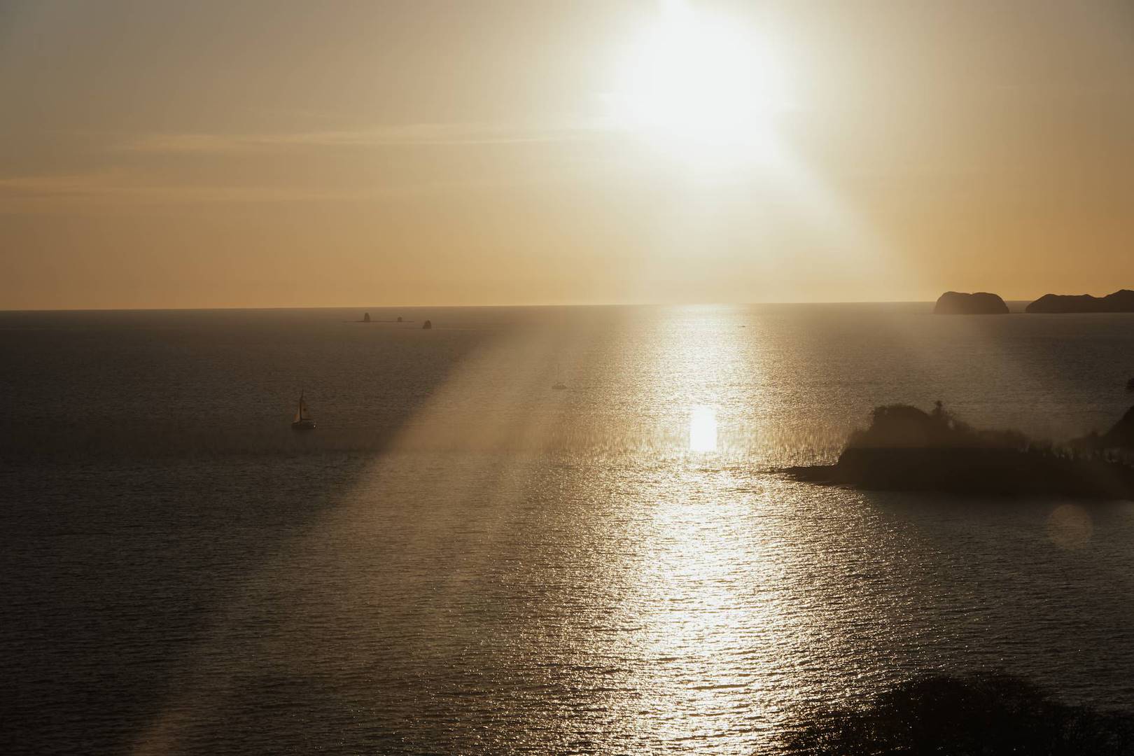 Dubai or Costa Rica? Two opposite worlds for those dreaming of a new beginning